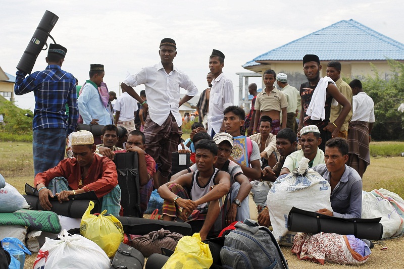 Rohingya migrants, who arrived in Indonesia by boat, queue as they move to a bigger shelter inside a temporary compound for refugees in Kuala Cangkoi village in Lhoksukon, Indonesia's Aceh Province May 18, 2015. u00e2u20acu201d Reuters pic