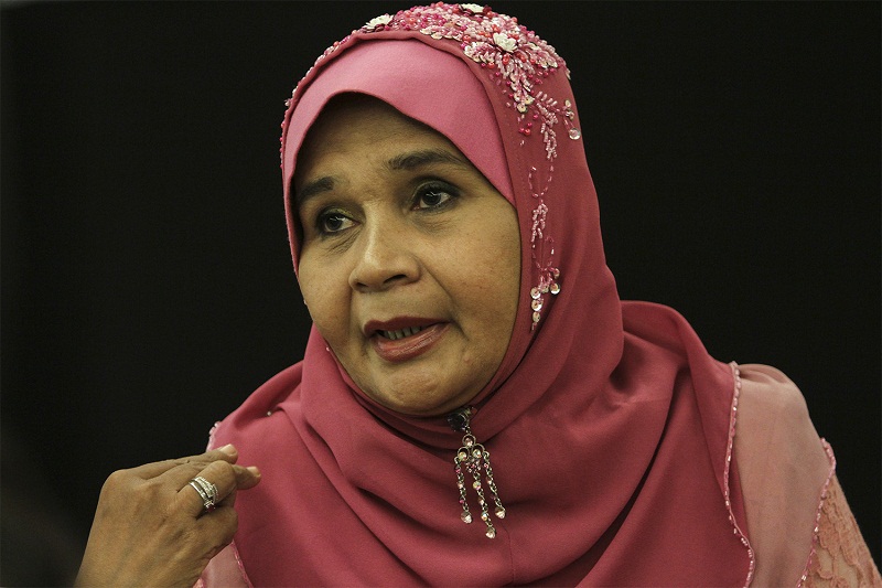 Single mother, Latifah Ab Rahman, speaks to journalists during an interview at the Armada Hotel in Petaling Jaya, on May 19, 2015. u00e2u20acu201d Picture by Yusof Mat Isa