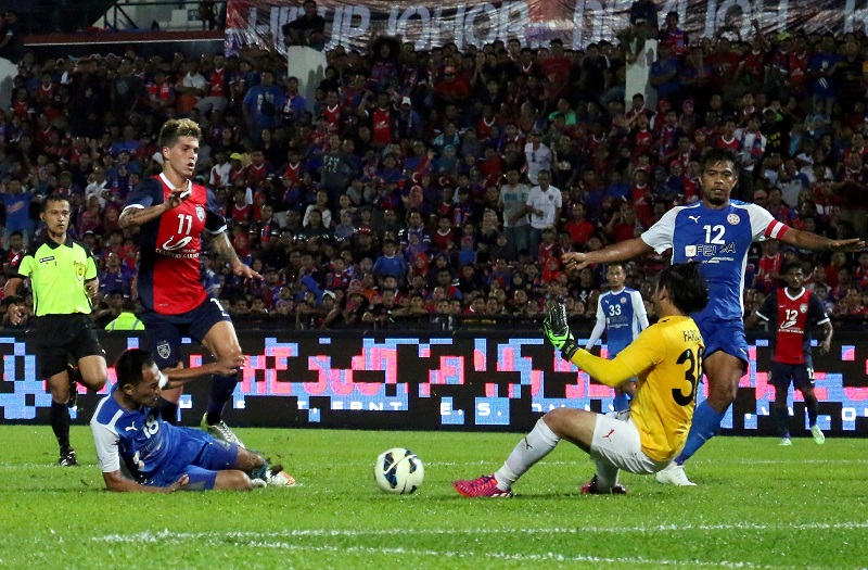 Johor Darul Tau00e2u20acu2122zim (JDT) player Patricio Julian Rodriguez (second from left) and Felda United FC Mohd Azizul Ridzwan Razali in action during their Super League match at the Tan Sri Hassan Yunos stadium in Larkin, May 3, 2015. u00e2u20acu2022 Bernama pic