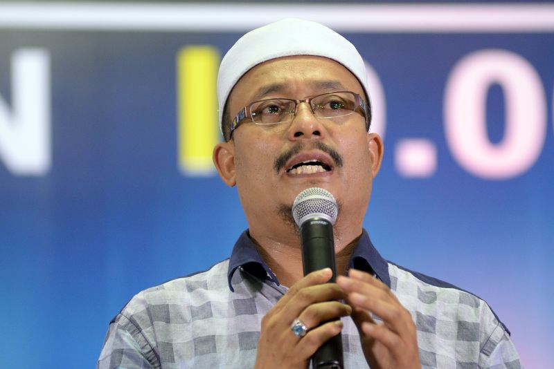 Celebrity religious speaker Datuk Mohammad Kazim Elias addresses the crowd at the BN-organised ceramah in Permatang Pauh, Penang, May 4, 2015. u00e2u20acu201d Picture by K.E. Ooi