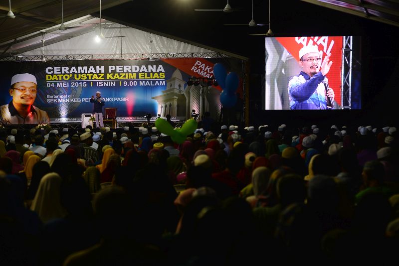 Thousands attended the BN-organised ceramah by celebrity religious speaker Datuk Mohammad Kazim Elias at the open field of SMK Permatang Pasir in Permatang Pauh, Penang, May 4, 2015. u00e2u20acu201d Picture by K.E. Ooi