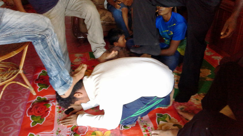 Mohamad Toha Naziullah, a survivor of the transit camps in Burma Bukit Wang, Wang Kelian, demonstrating how he was treated during his detention, in Alor Star, May 29, 2015. u00e2u20acu201d Bernama pic