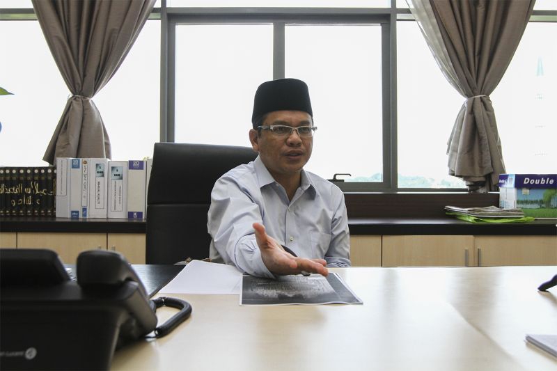 Selangor Shariah Court Chief Judge, Y.A.A Dr Mohd Na'im Mokhtar speaks to journalist during an interview at his office in Shah Alam, May 27, 2015. u00e2u20acu2022 Picture by Yusof Mat Isa