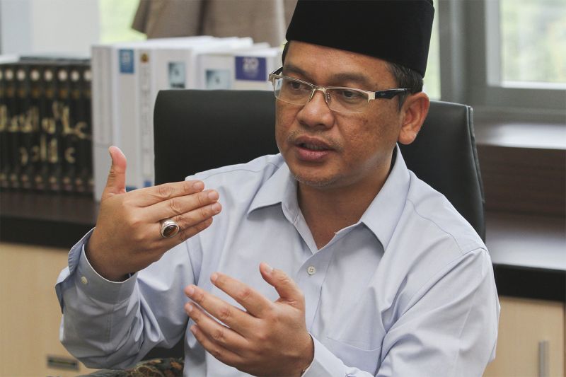 Selangor Shariah Court Chief Judge, Y.A.A Dr Mohd Na'im Mokhtar speaks to journalist during an interview at his office in Shah Alam, May 27, 2015. u00e2u20acu2022 Picture by Yusof Mat Isa