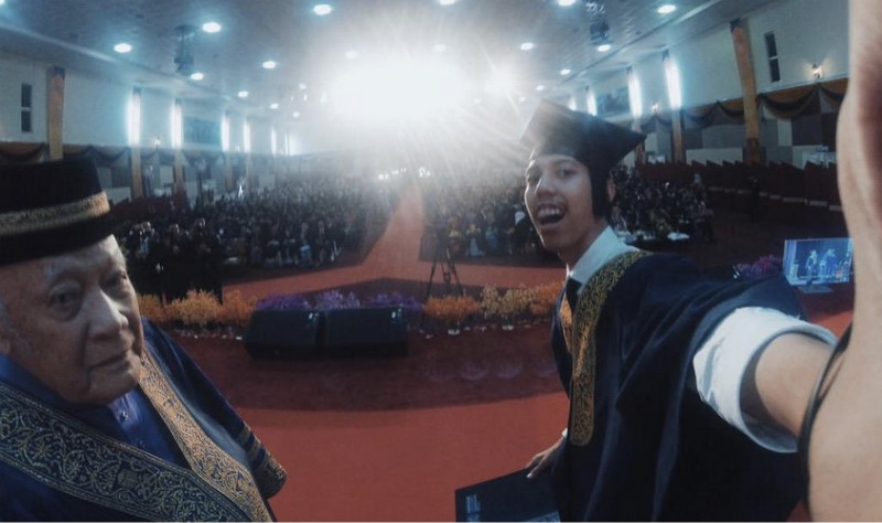 The selfie that has gone viral in social media taken by Muhammad Hasrul Haris Mohd Radzself with UiTM Pro Chancellor Tan Sri Dr Arshad Ayub, during the universityu00e2u20acu2122s 82nd convocation.