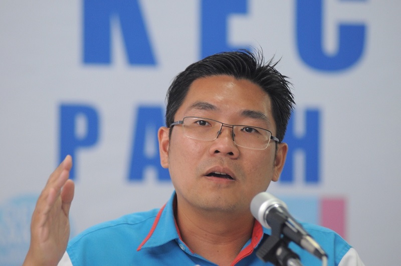 PKR strategy director Sim Tze Tzin gestures during a press conference at Yayasan Aman in Permatang Pauh, May 6, 2015. u00e2u20acu201d Picture by K.E. Ooi