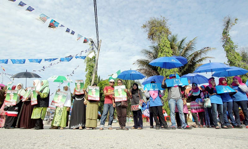 Canvassers from both parties were in high spirits and appealing to the voters in the constituency in Rompin, May 5, 2105. u00e2u20acu201d Bernama pic