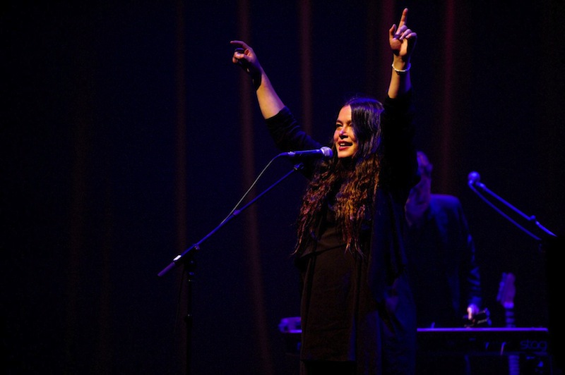 Rachael Yamagata giving it her all at the Esplanade on Friday night. u00e2u20acu201d TODAY pic