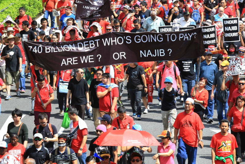 May Day rally protestors from Dataran Merdeka walk pass Jalan Raja Laut, Kuala Lumpur, May 1, 2015. u00e2u20acu201d Picture by Saw Siow Feng 