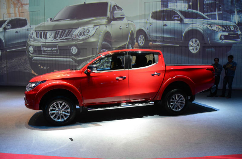 Side view of the 2015 Mitsubishi Triton.