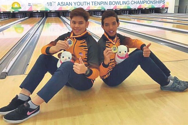 Rafiq and Qalif (right) took the third gold medal for Malaysia in the Asian Youth championship.