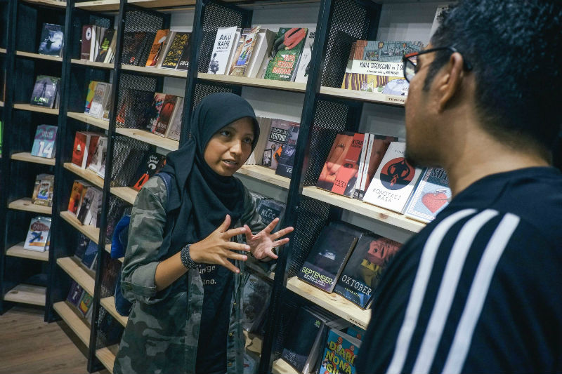 Wani Ardy, left, proprietor of a ‘pop up’ book market, with Amir Muhammad, founder of a publishing company, at the market in Kuala Lumpur, April 10, 2015. — Rahman Roslan/The New York Times pic