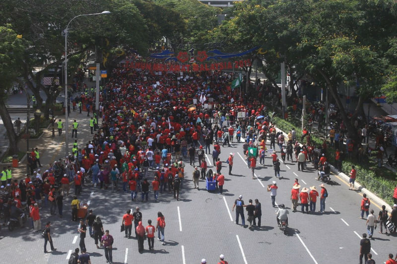 Anti-GST protesters marching along Jalan Raja Laut towards KLCC, May 1, 2015. — Picture by Choo Choy May