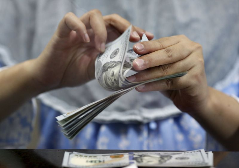 A teller counts US dollars at a money changer in Jakarta, Indonesia May 20, 2015. u00e2u20acu2022 Reuters pic