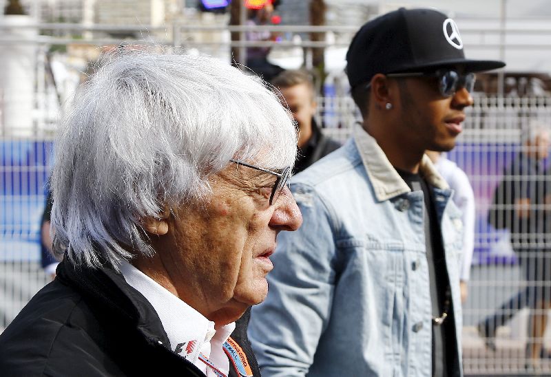 Formula One supremo Bernie Ecclestone (L) with Mercedes Formula One driver Lewis Hamilton of Britain before the third free practice session at the Monaco F1 Grand Prix May 23, 2015. REUTERS/Stefano Rellandini