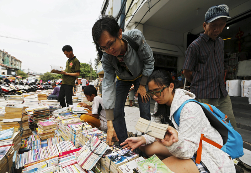 Students look for used books in a book stall at Glodok neighborhood in Jakarta, Indonesia, May 4, 2015. u00e2u20acu201d Reuters pic