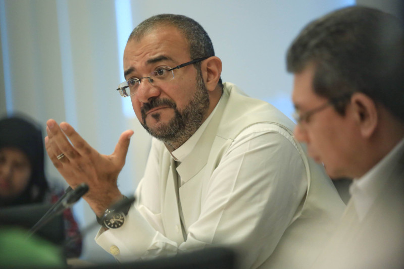 (From left) European Council for Fatwa and Research member Dr Jasser Auda and GMM Foundation chief Datuk Saifuddin Abdullah at the GMM roundtable discussion on 'Maqasid Al-Syariah' in Kuala Lumpur, on May 25, 2015. u00e2u20acu201d Picture by Saw Siow Fengn