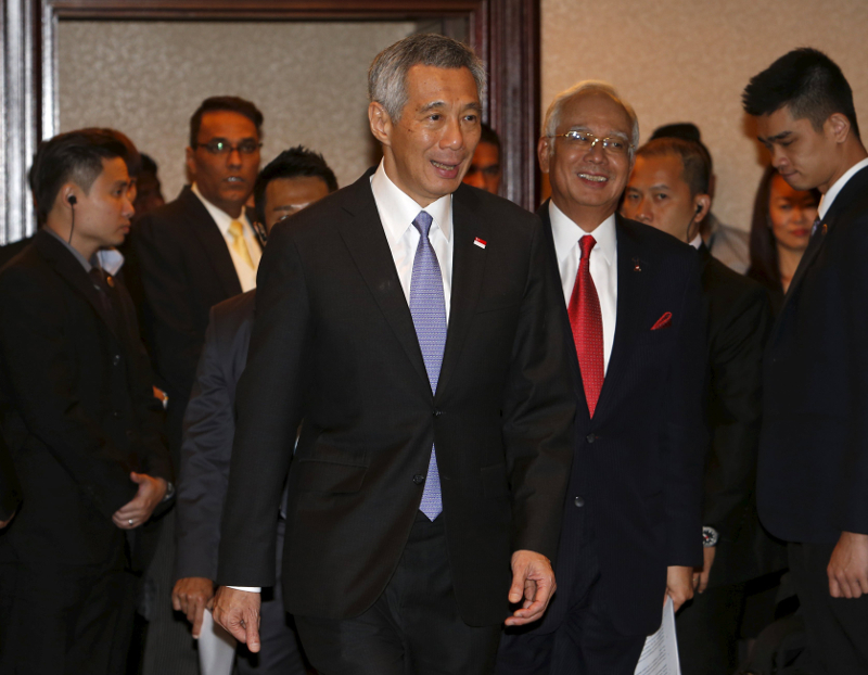 Singapore's Prime Minister Lee Hsien Loong (centre) arrives with Malaysian counterpart Datuk Seri Najib Razak for a news conference after their bilateral leaders retreat meeting in Singapore May 5, 2015. u00e2u20acu201d Reuters pic