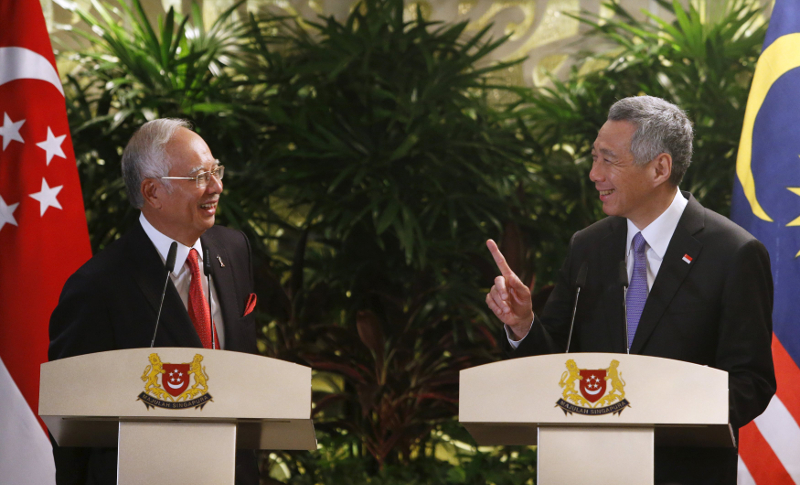 Singapore's Prime Minister Lee Hsien Loong shares a light moment with Malaysian counterpart Datuk Seri Najib Razak (left) during a news conference after their bilateral leaders retreat meeting in Singapore May 5, 2015. u00e2u20acu201d Reuters pic