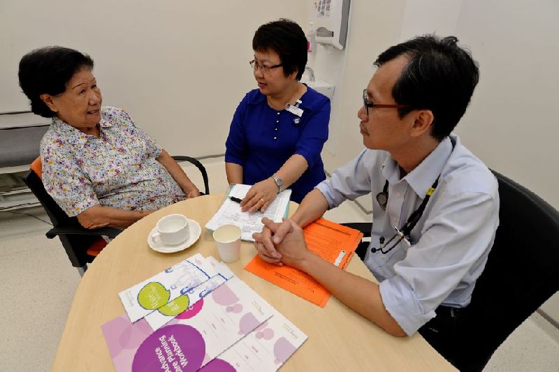 Madam Eunice Ang (left), 83, discussing death and care plans with Advance Care Planning facilitator Ms Tan Seng Wah (centre) and Dr Siew Chee Weng (right), Department of Geriatric Medicine, Khoo Teck Puat Hospital. u00e2u20acu201d TODAY picture by Robin Choo