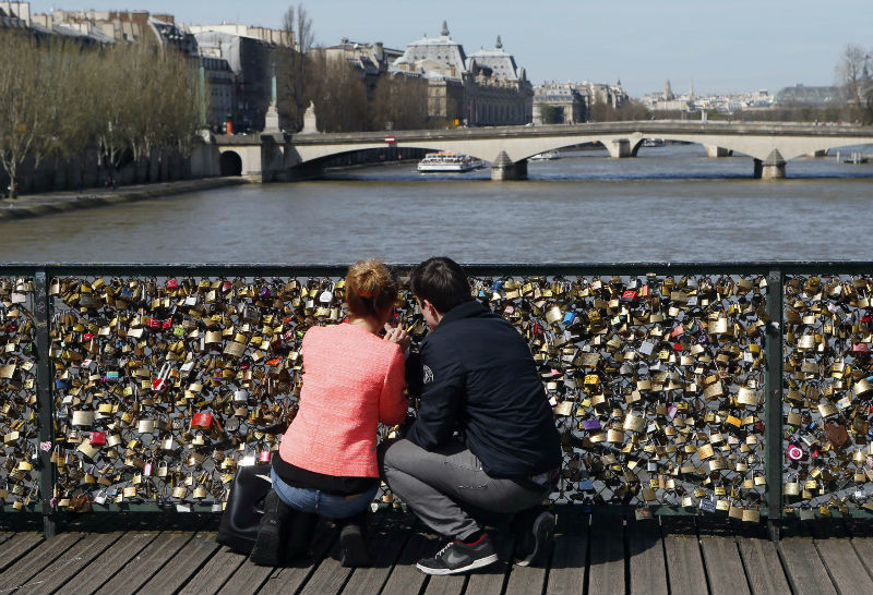 Paris wants love locks off the Pont des Arts. u00e2u20acu201d AFP Relaxnews pic