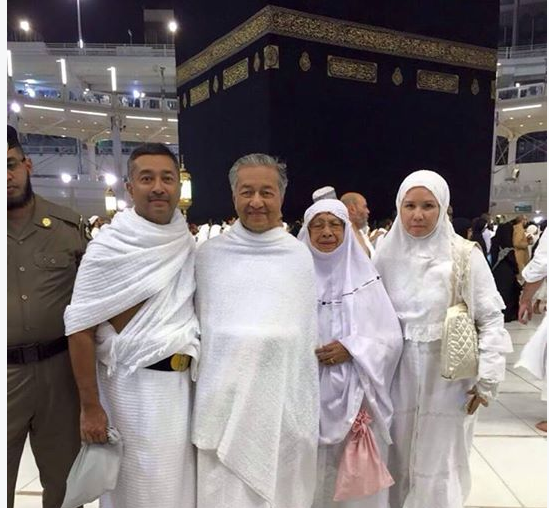 Mahathir and his wife are pictured during their umrah pilgrimage to Mecca. u00e2u20acu2022 Facebook screengrab