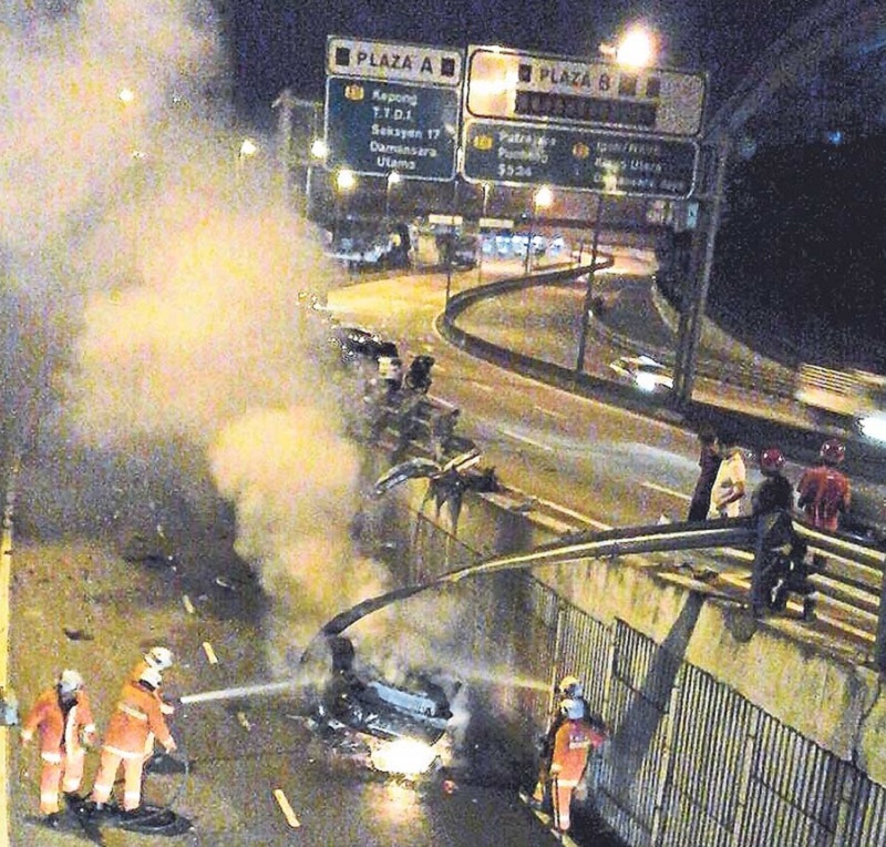 The Chinese national was heading towards Bandar Utama when he lost control of his high-powered car and crashed into a side railing along the SPRINT Highway. u00e2u20acu201d file pic