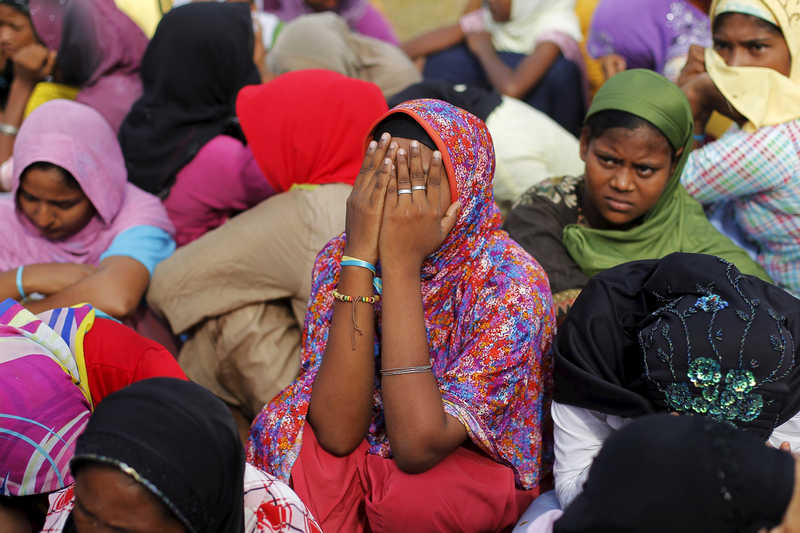  A Rohingya migrant woman covers her face in Kuala Cangkoi village inIndonesia's Aceh Province May 17, 2015. u00e2u20acu201d Reuters pic