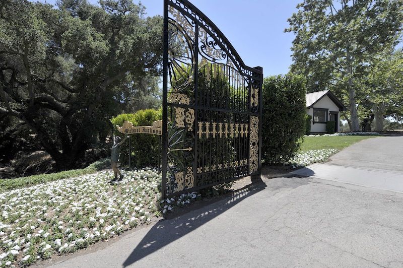 A bronze statue stands next to a gate in Michael Jackson's Neverland Ranch in Los Olivos, California July 3, 2009.u00c2u00a0u00e2u20acu201d Reuters pic