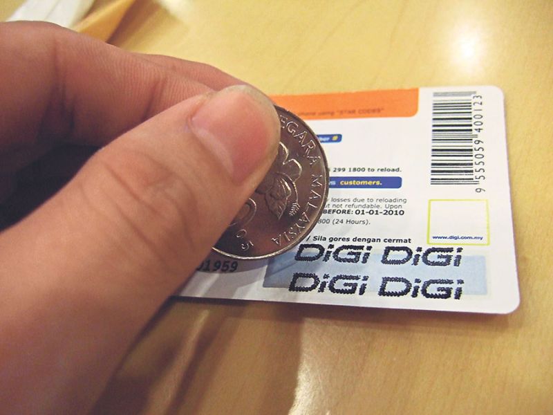 Customs director-general Datuk Seri Khazali Ahmad issued the telcos a directive to stick to old prepaid reload prices, inclusive of GST, by May 1. u00e2u20acu2022 Malay Mail pic