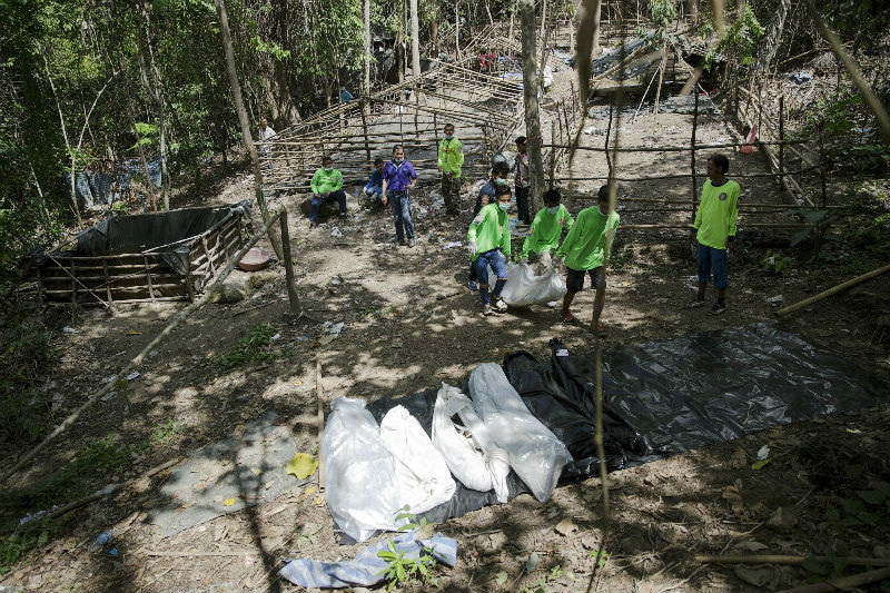 Rescue workers carry a body bag with remains retrieved from a mass grave at an abandoned camp in a jungle, in Thailand's southern Songkhla province May 2, 2015. u00e2u20acu201d Reuters pic