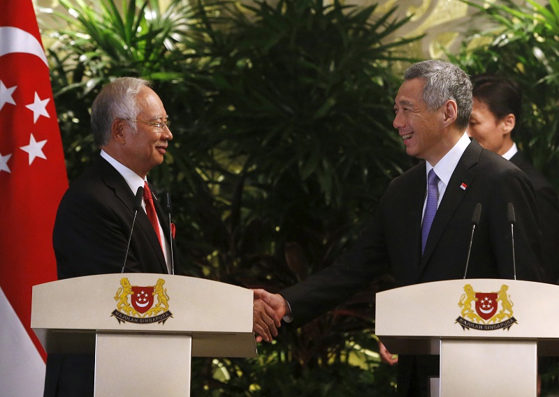 Singaporeu00e2u20acu2122s Prime Minister Lee Hsien Loong (right) shakes hands with Malaysian counterpart Datuk Seri Najib Razak after a news conference after their bilateral leaders retreat meeting in Singapore, May 5, 2015. u00e2u20acu201d Reuters pic