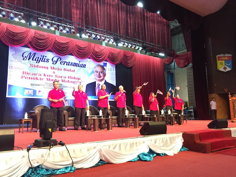 Prime Minister Datuk Seri Najib Abdul Razak waving the national flag at the Pemikir Muda Malaysia round table conference launch at Universiti Kebangsaan Malaysia, Bangi.