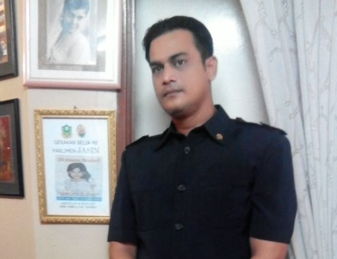 Jazimin Abdul Jalil, the father of eight-year-old Nurin Jazlin, who was kidnapped, sexually assaulted and murdered in 2007, poses beside her missing poster. u00e2u20acu201d Picture courtesy of Jazimin Abdul Jalil