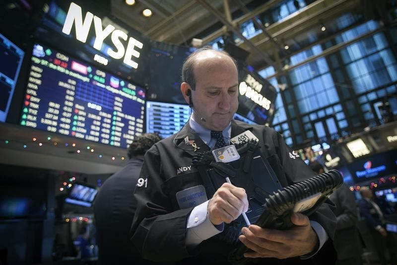 Traders work on the floor of the New York Stock Exchange (NYSE) in New York December 29, 2014. The S&P 500 closed at a record high May 21, 2015. u00e2u20acu201d Reuters pic
