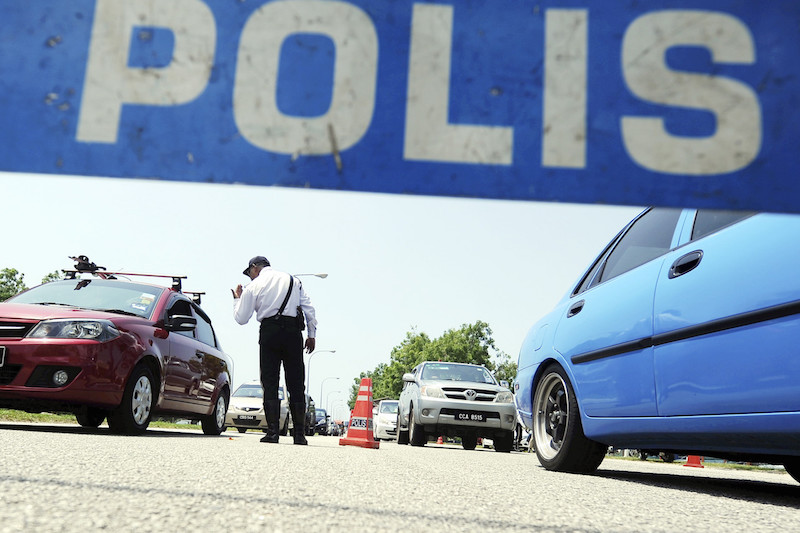 Traffic police conduct a roadblock on the second day of Ops Warta 2015 in Kuantan May 20, 2015. u00e2u20acu201d Bernama pic