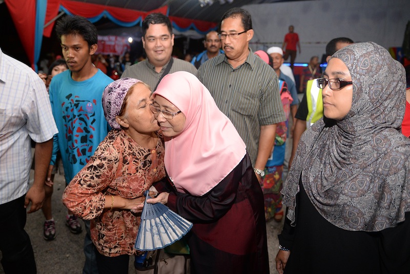 A supporter kissing PKR's Datuk Seri Dr Wan Azizah Wan Ismail after a ceramah.u00e2u20acu201du00c2u00a0Picture by K.E.Ooi