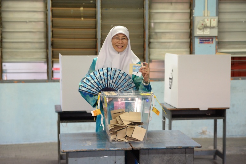 Datuk Seri Dr Wan Azizah Wan Ismail showing her ballot before dropping into the box at SK seri Penanti at Penanti in Permatang Pauh, Penang, May 7, 2015. u00e2u20acu201d Picture by K.E. Ooi