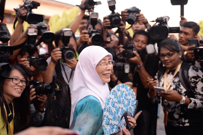 Datuk Seri Dr Wan Azizah Wan Ismail showing her inked finger to the media after casting her vote at SK seri Penanti at Penanti in Permatang Pauh, Penang, May 7, 2015. u00e2u20acu201d Picture by K.E. Ooi