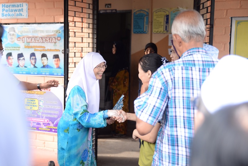 Datuk Seri Dr Wan Azizah Wan Ismail shaking hand with voter on the polling day at SK seri Penanti at Penanti in Permatang Pauh, Penang, May 7, 2015. u00e2u20acu201d Picture by K.E. Ooi