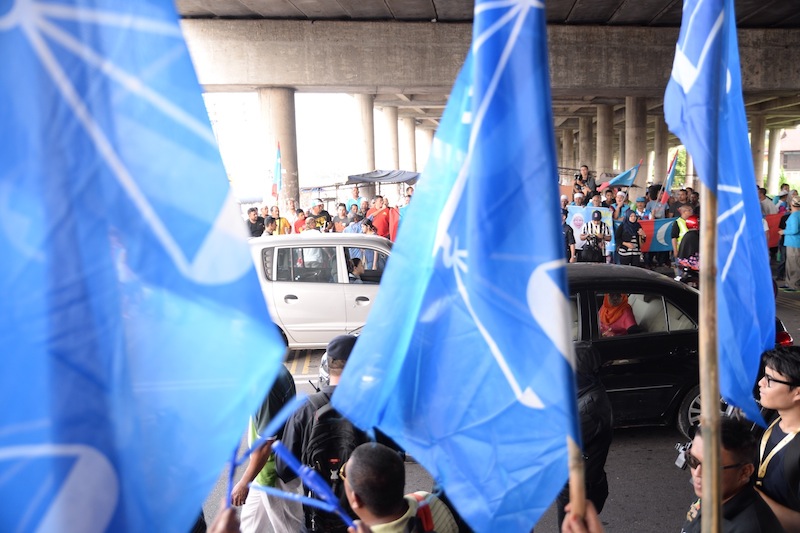PKR and BN supporters showing for support at Penanti in Permatang Pauh by-election, Penang. May 7, 2015. u00e2u20acu201d Picture by K.E. Ooi
