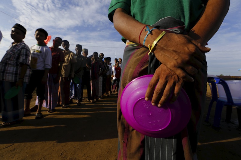 Rohingya migrants, who arrived in Indonesia by boat, queue up for their breakfast inside a temporary compound for refugees in Kuala Cangkoi village in Lhoksukon, Indonesia's Aceh Province May 18, 2015. u00e2u20acu201d Reuters pic