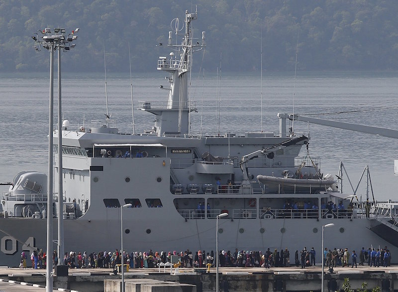 Rohinyga and Bangladeshi refugees are transported to a navy boat where they will be taken to mainland Malaysia, after they landed at Pantai Pasir Berdengung beach in Langkawi May 14, 2015. u00e2u20acu201d Reuters pic