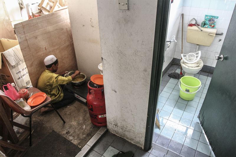 A Muslim Rohingya boy residing in Malaysia prepares lunch at the Madrasah Muiin Al-Islam in Meru Klang, May 26, 2015. u00e2u20acu2022 Picture by Yusof Mat Isa