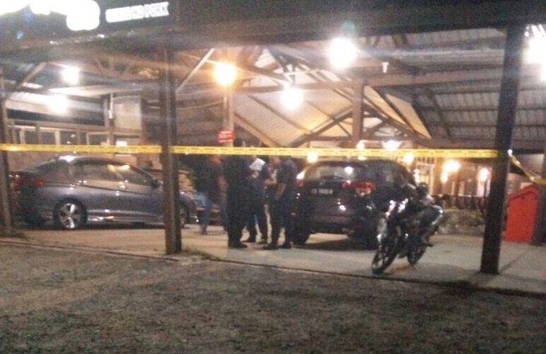 Police taking eyewitness accounts from patrons at the Ocean King restaurant in Sandakan.