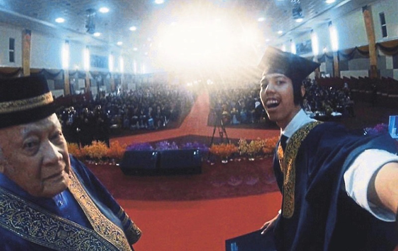 Hasrul in the selfie with Arshad which led to his reported suspension.
