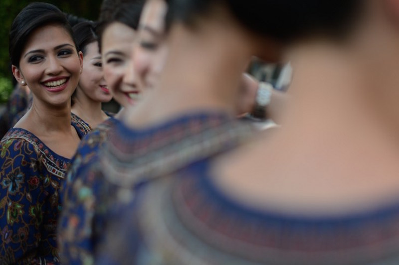 Singapore Airlines flight attendants who will be appearing as grid girls arrive ahead of the Formula One Singapore Grand Prix night race at the Marina Bay street circuit on September 21, 2014. u00e2u20acu201d AFP pic