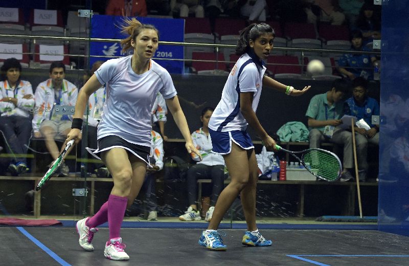 Indiau00e2u20acu2122s Alankamony Anaka (R) returns a shot against Malaysiau00e2u20acu2122s Delia Odette Arnold (L) during the squash team final round at the 2014 Asian Games in Incheon September 27, 2014. AFP PHOTO / PORNCHAI KITTIWONGSAKUL 