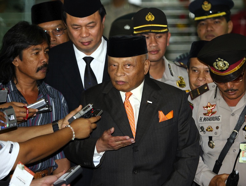 Sultan Ahmad Shah of Pahang gestures as he is surrounded by journalists after visiting ex president Suharto at Pertamina hospital in Jakarta, 20 January 2008. u00e2u20acu201du00c2u00a0AFP pic