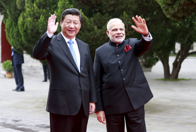 Chinese President Xi Jinping (left) and Indian Prime Minister Narendra Modi wave as they visit Dacien Buddhist Temple in Xian, Shaanxi province, China, May 14, 2015. u00e2u20acu201d Reuters pic